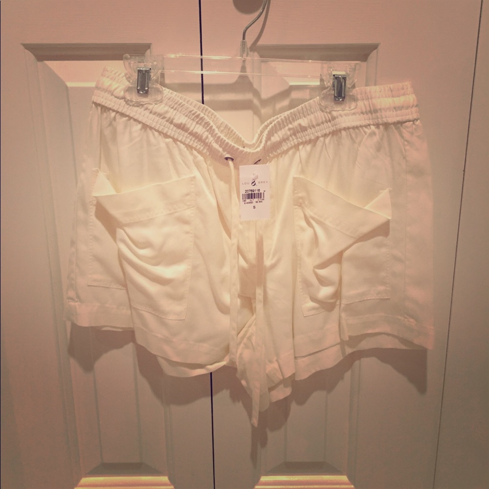 Lou and Grey off white shorts with front pockets!